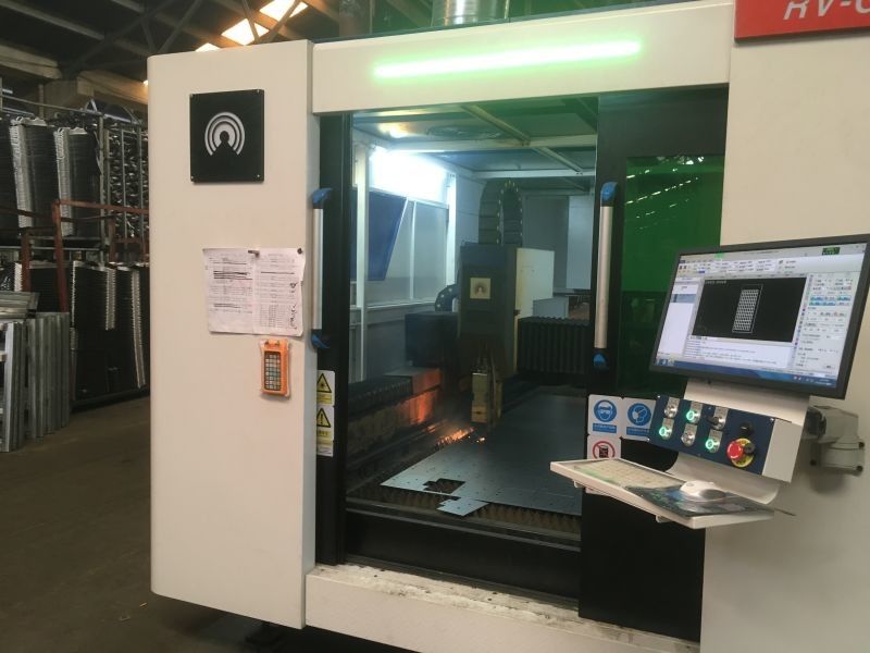 Maszyna do cięcia laserem światłowodowym 1500W 4000W CNC IPG MAX 3015 Stół wymienny z pokrywą