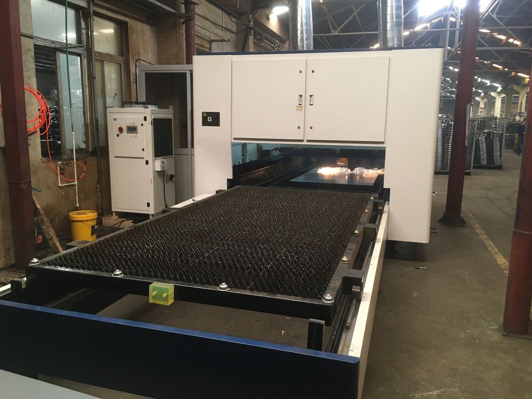Maszyna do cięcia laserem światłowodowym 1500W 4000W CNC IPG MAX 3015 Stół wymienny z pokrywą