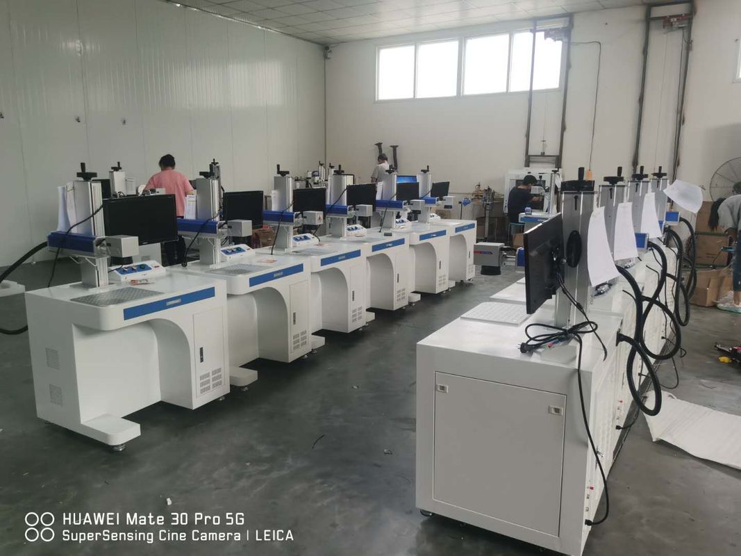 Metalowe maszyny do znakowania laserowego 30 W 60 kHz, maszyna do znakowania laserowego do tworzyw sztucznych